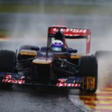 Daniel Ricciardo en su Toro Rosso sobre el mojado circuito de Spa