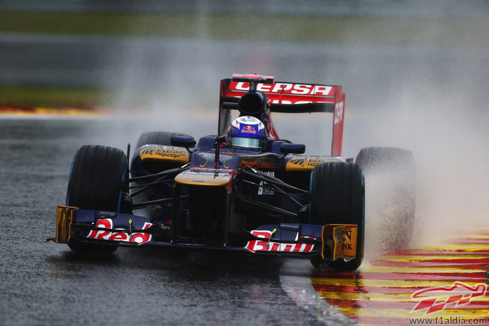 Daniel Ricciardo en su Toro Rosso sobre el mojado circuito de Spa