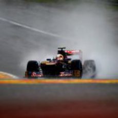 Jean-Eric Vergne en su Toro Rosso sobre Spa-Francorchamps