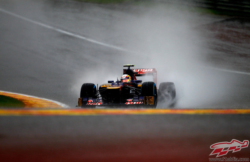 Jean-Eric Vergne en su Toro Rosso sobre Spa-Francorchamps