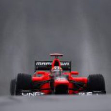 Timo Glock asoma su Marussia en el mojado circuito de Spa