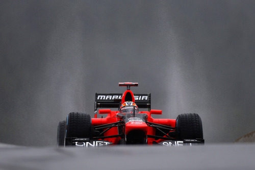 Timo Glock asoma su Marussia en el mojado circuito de Spa