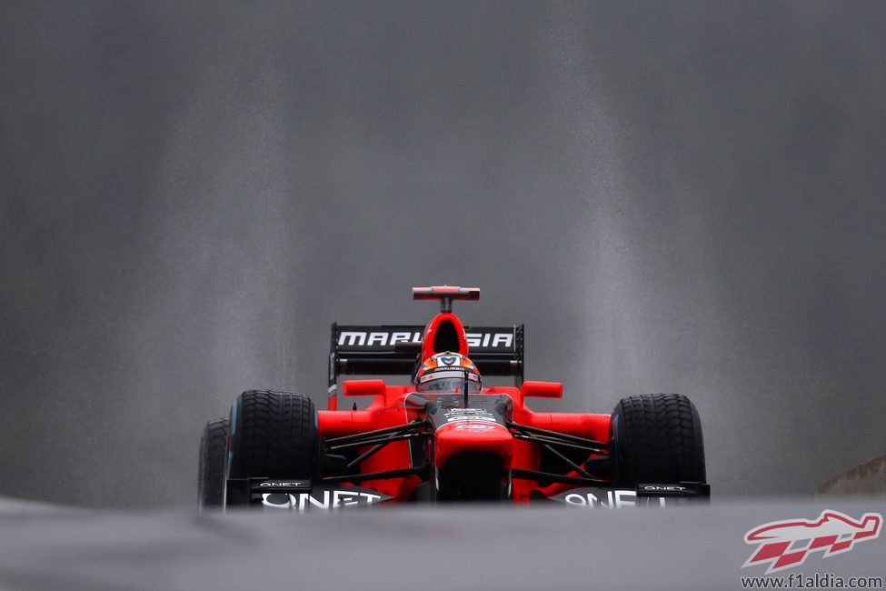 Timo Glock asoma su Marussia en el mojado circuito de Spa