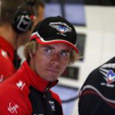 Charles Pic en el garaje de Marussia junto a sus ingenieros