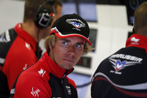 Charles Pic en el garaje de Marussia junto a sus ingenieros