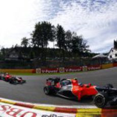 Los Marussia atacan la primera curva de Spa