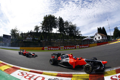 Los Marussia atacan la primera curva de Spa