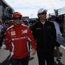 Fernando Alonso y Pedro de la Rosa sonríen