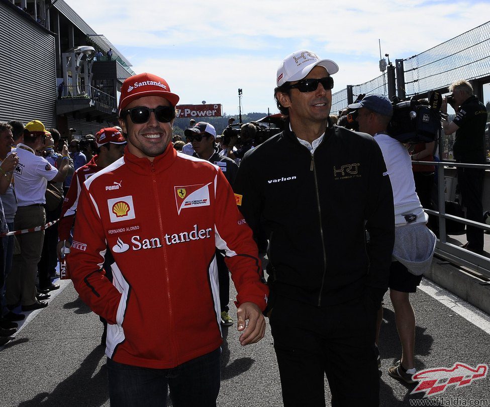 Fernando Alonso y Pedro de la Rosa sonríen