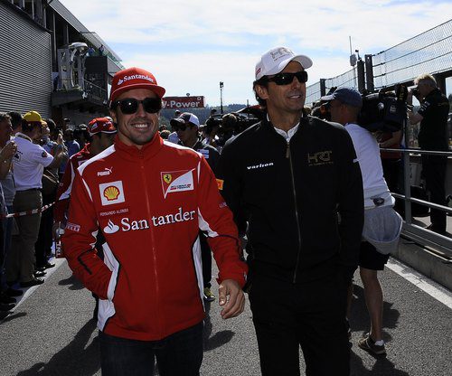 Fernando Alonso y Pedro de la Rosa sonríen