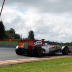 Narain Karthikeyan rueda en el Gran Premio de Bélgica