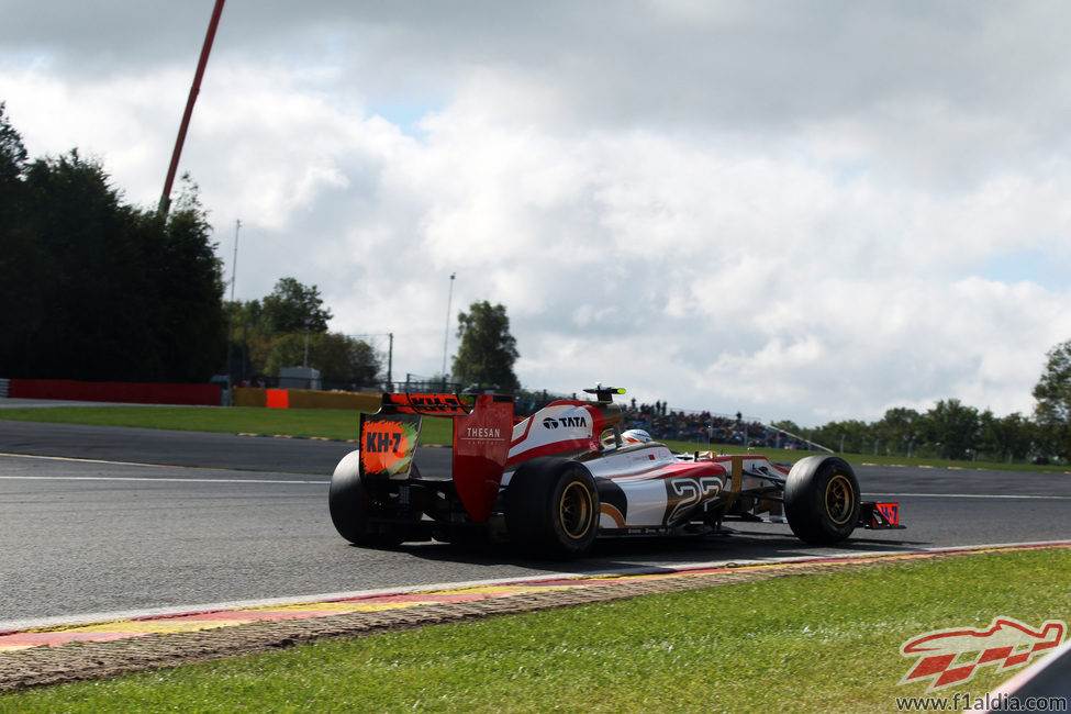 Narain Karthikeyan rueda en el Gran Premio de Bélgica