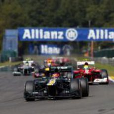 Heikki Kovalainen rueda por delante de Felipe Massa