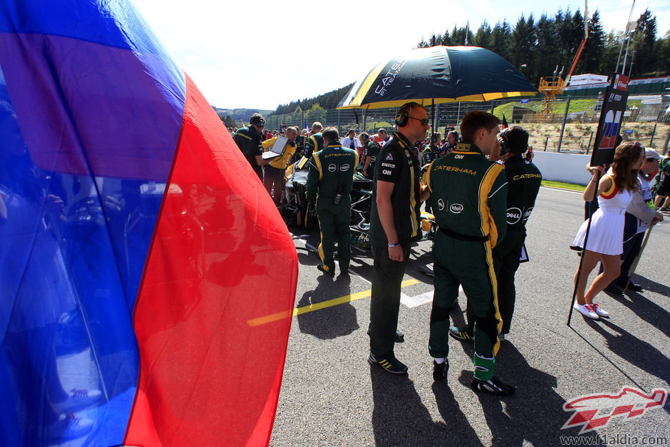 La bandera rusa junto a Vitaly Petrov