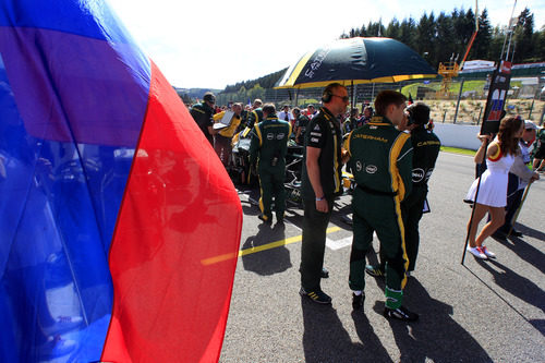 La bandera rusa junto a Vitaly Petrov