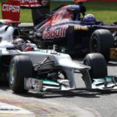 Michael Schumacher contiene a Daniel Ricciardo