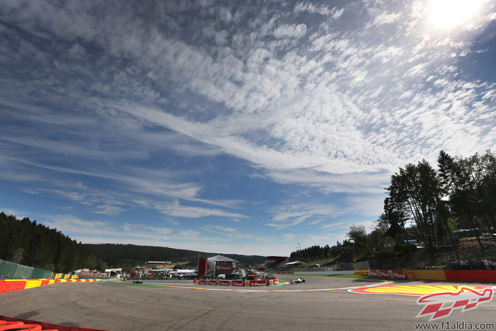 El cielo de Spa en la primera curva