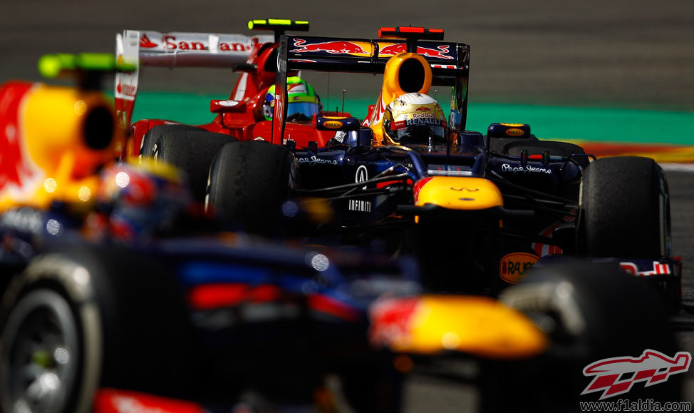 Felipe Massa testigo de la lucha entre los Red Bull
