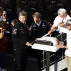 Schumacher corta la tarta de su 300 GP