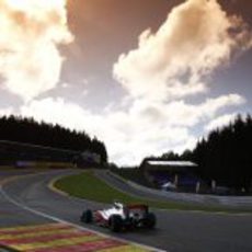 Jenson Button en Eau Rouge durante los libres 3 de Bélgica