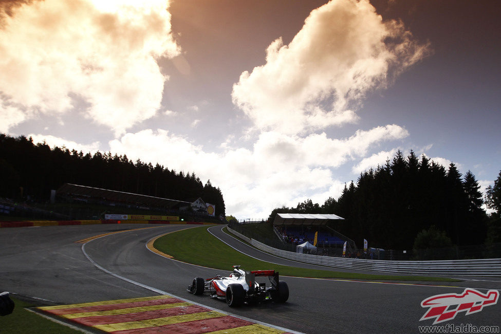 Jenson Button en Eau Rouge durante los libres 3 de Bélgica