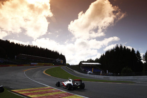 Jenson Button en Eau Rouge durante los libres 3 de Bélgica