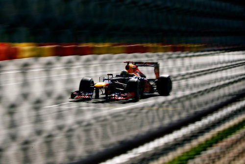 Sebastian Vettel tras la valla en Spa 2012