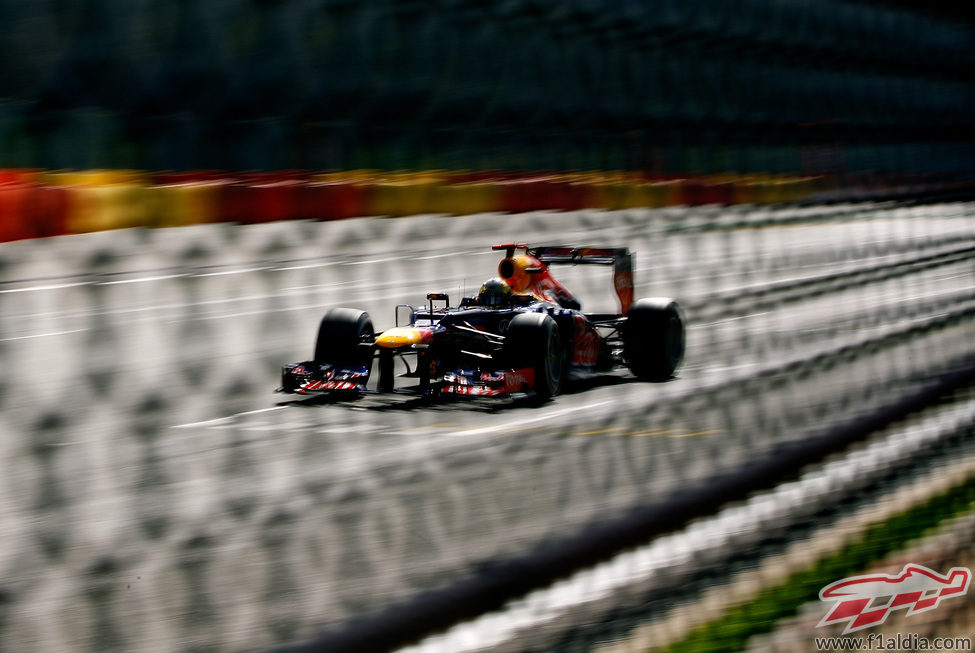 Sebastian Vettel tras la valla en Spa 2012