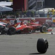 El Ferrari de Alonso destrozado en la primera curva de Spa 2012