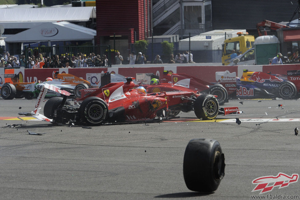 El Ferrari de Alonso destrozado en la primera curva de Spa 2012