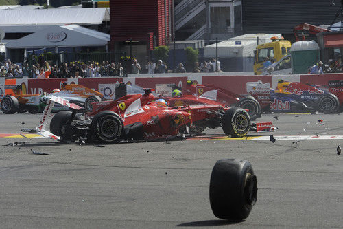 El Ferrari de Alonso destrozado en la primera curva de Spa 2012