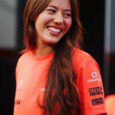 Jessica Michibata con la camiseta de la victoria de McLaren