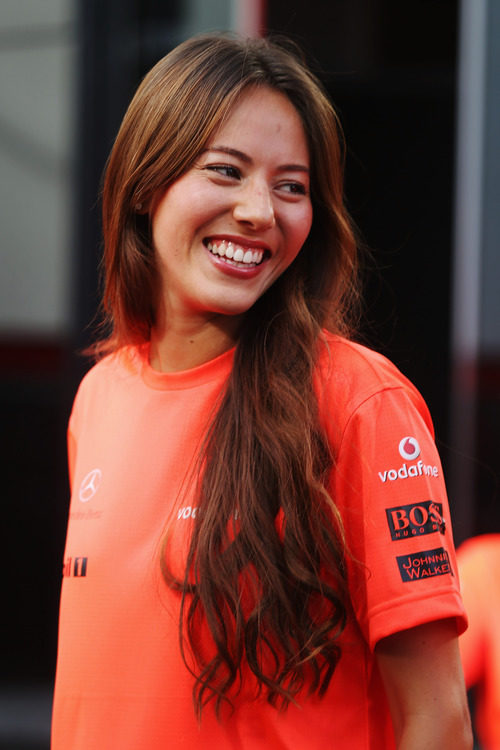 Jessica Michibata con la camiseta de la victoria de McLaren