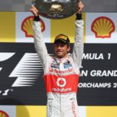 Jenson Button levanta su trofeo de ganador en Spa 2012