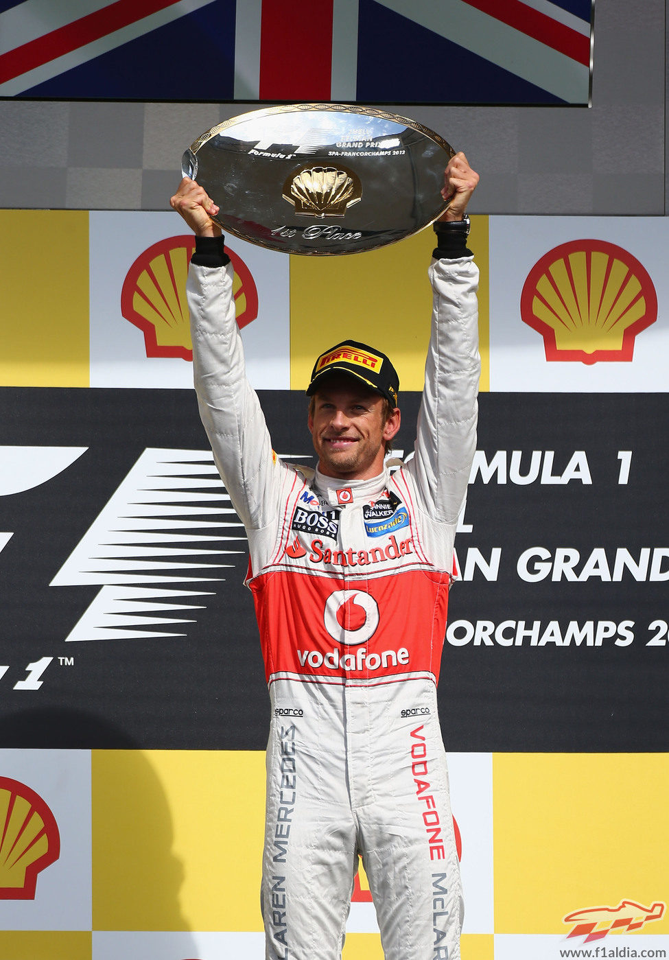 Jenson Button levanta su trofeo de ganador en Spa 2012