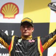 Kimi Räikkönen levanta su trofeo de tercero en el GP de Bélgica 2012