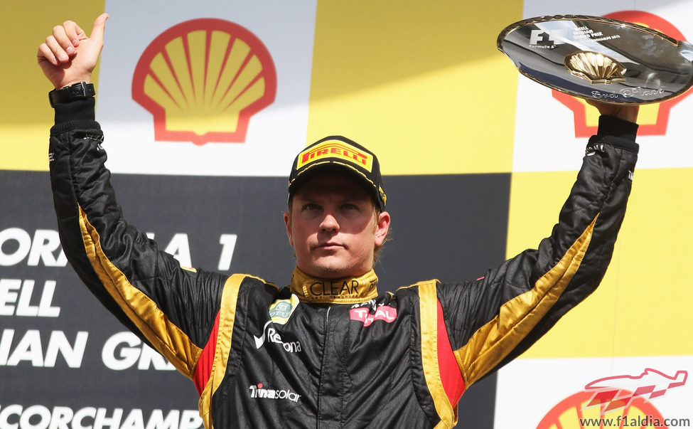 Kimi Räikkönen levanta su trofeo de tercero en el GP de Bélgica 2012