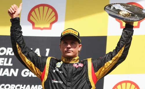 Kimi Räikkönen levanta su trofeo de tercero en el GP de Bélgica 2012