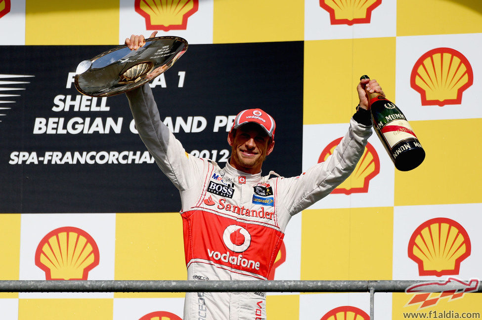 Button levanta el trofeo y el champán en Bélgica 2012
