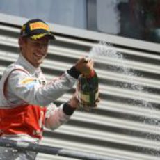 Jenson Button descorcha el champán en Spa 2012