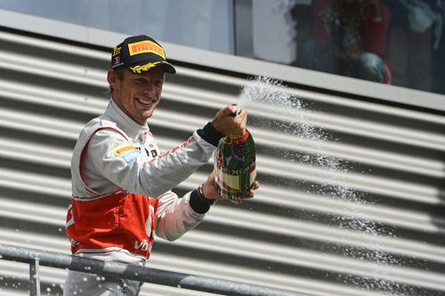 Jenson Button descorcha el champán en Spa 2012