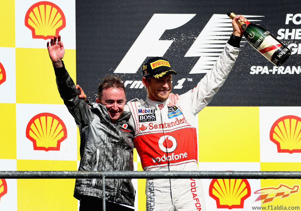 Jenson Button y Paddy Lowe en el podio del GP de Bélgica 2012