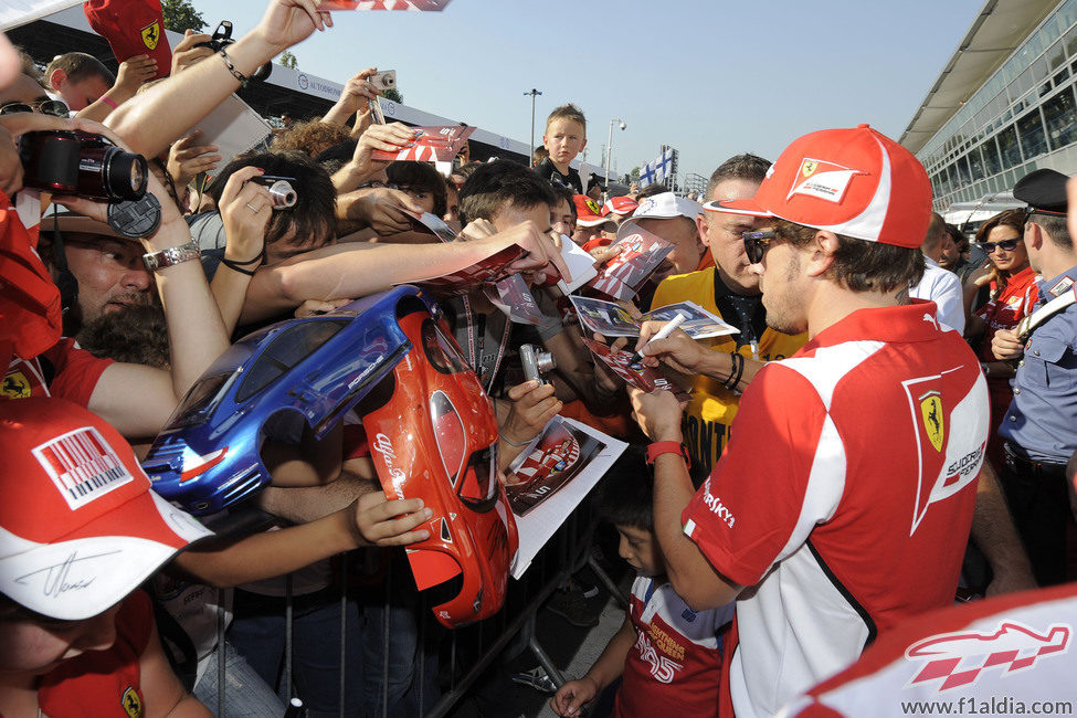 Fernando Alonso firma autógrafos en Monza 2012