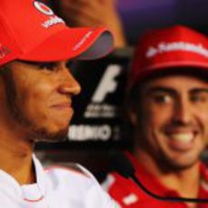 Hamilton y Alonso se rien en la rueda de prensa de la FIA en Italia