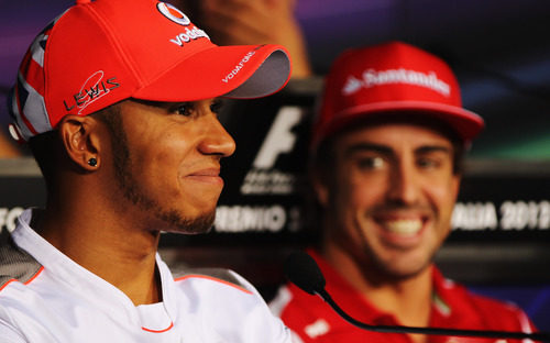 Hamilton y Alonso se rien en la rueda de prensa de la FIA en Italia