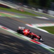 Fernando Alonso a la salida de la primera variante de Monza