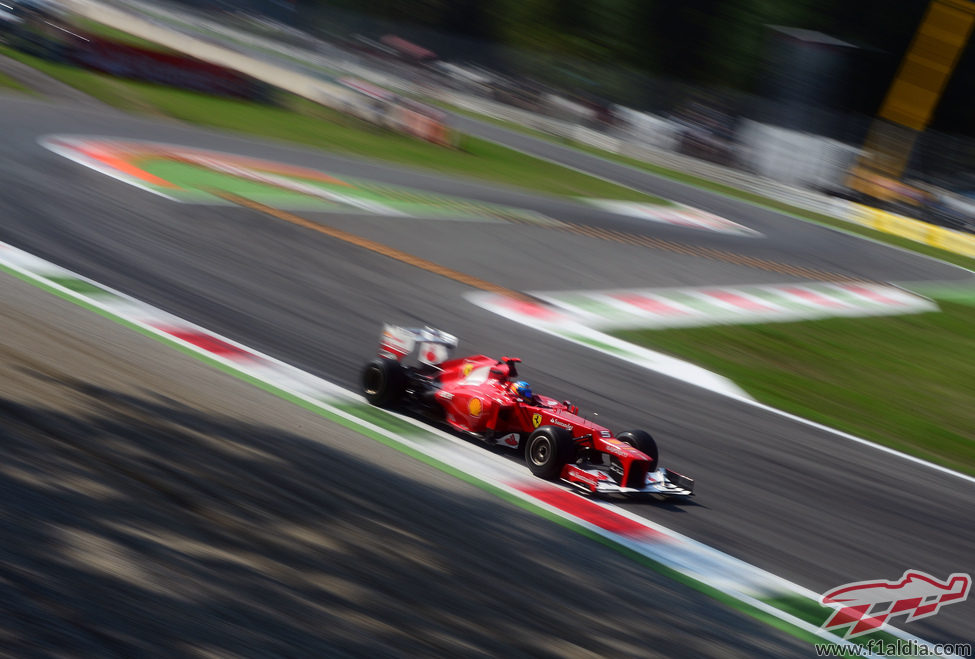 Fernando Alonso a la salida de la primera variante de Monza