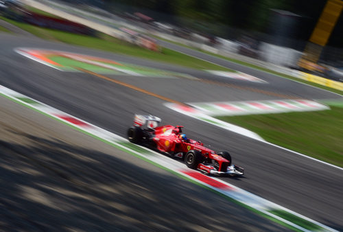 Fernando Alonso a la salida de la primera variante de Monza