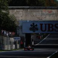 Lewis Hamilton pasa bajo el puente de Monza