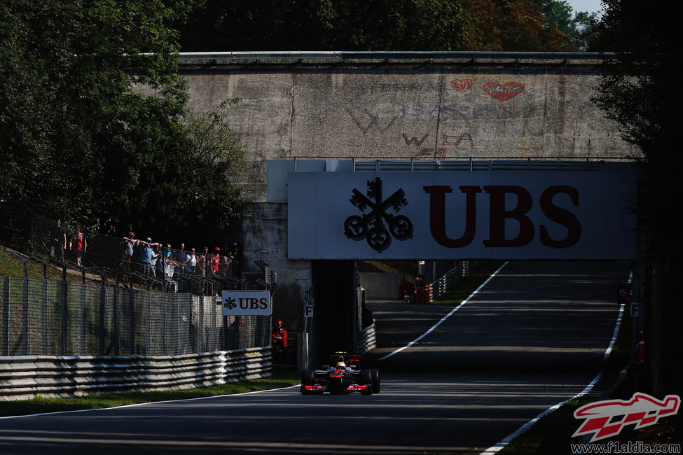 Lewis Hamilton pasa bajo el puente de Monza